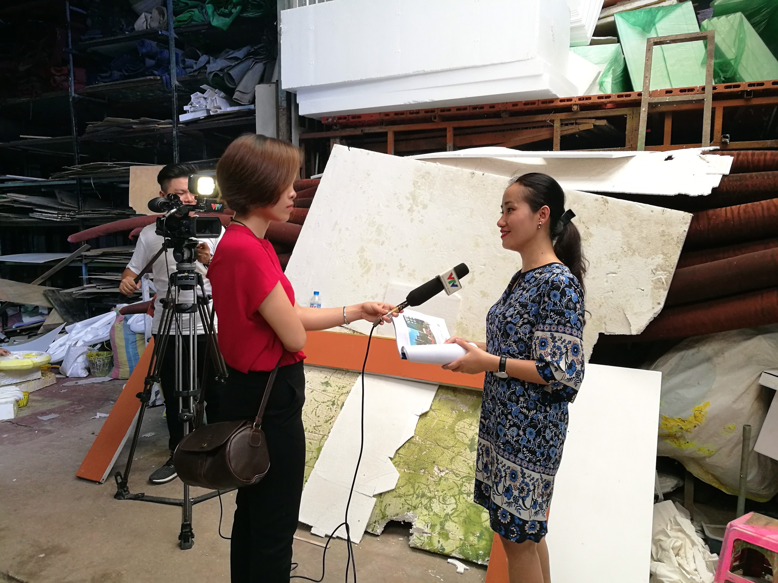 Chị Phi Ngọc Linh - Giám đốc Mỹ thuật AGS trả lời phỏng vấn VTV về dự án đường hoa Nguyễn Huệ