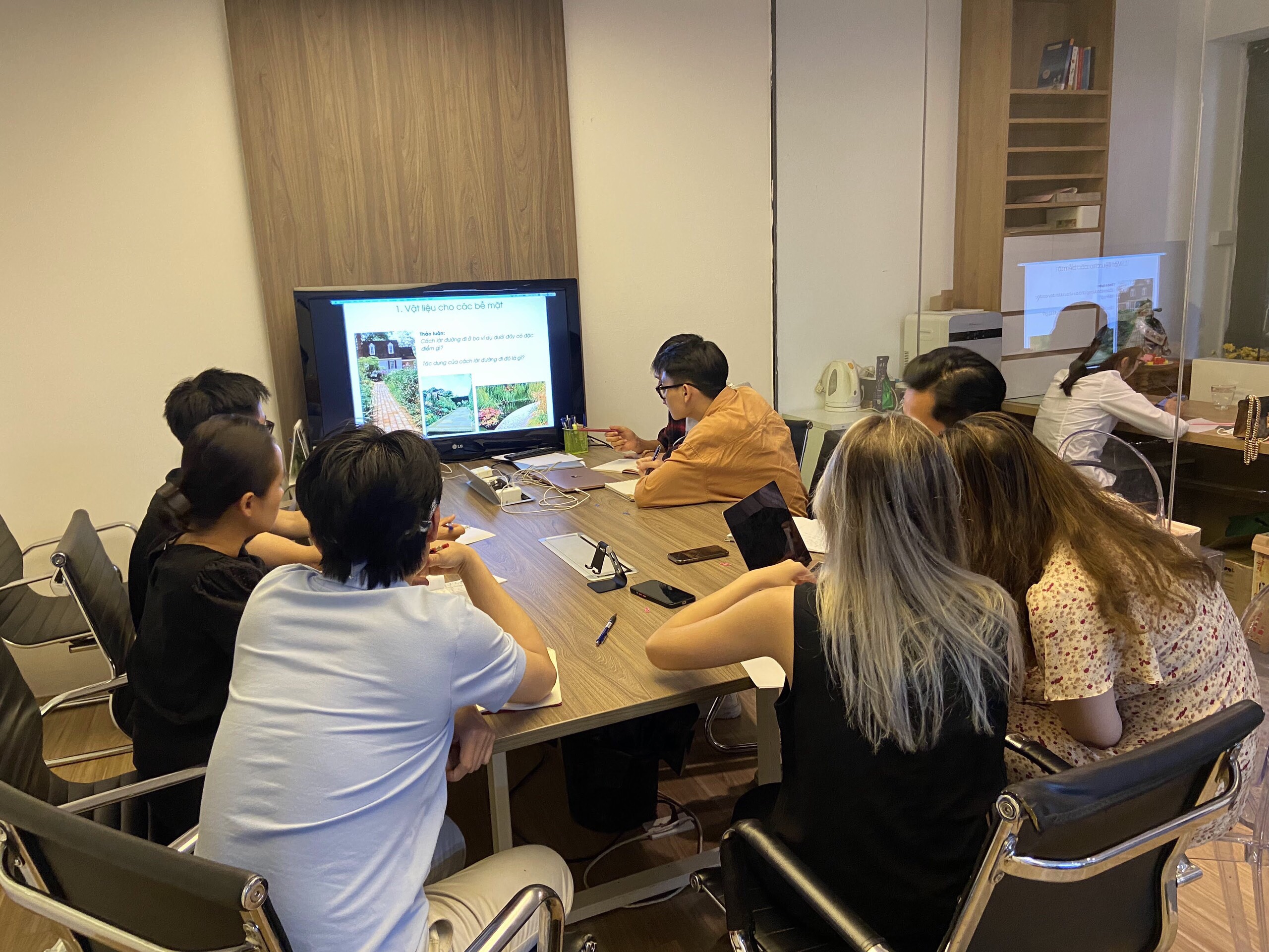 AGS họp bàn ý tưởng, kế hoạch thiết kế, thi công dự án đường hoa Nguyễn Huệ