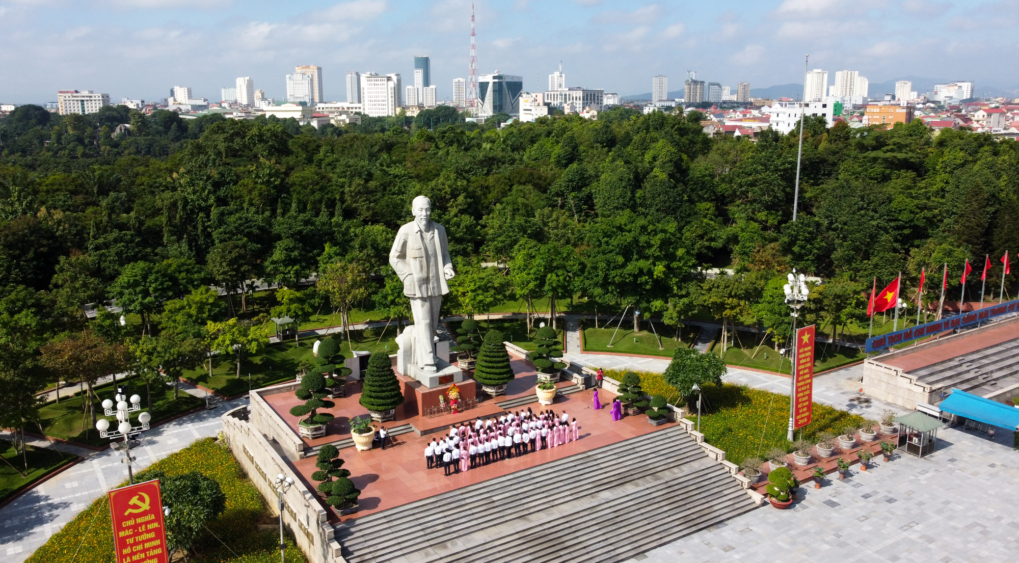 Tượng đài Chủ Tịch Hồ Chí Minh - Quảng trường Hồ Chí Minh